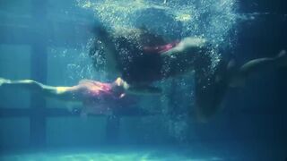 Lezzies & solo girls make out underwater